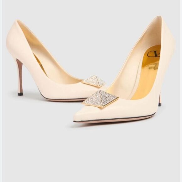 Valentino One Stud 100 Patent rhinestones, Pump, cream size 37.5/7 $1400 - Picture 1 of 14